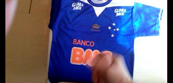  Gato atleticano goza na camisa do cruzeiro